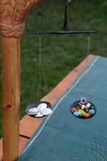 Perles et pièces sur balance ancienne