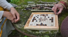 Deux vikings jouant au hnefatafl