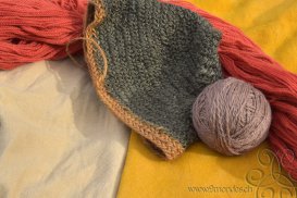 Tissus, bonnet et fils de laine teints aux plantes